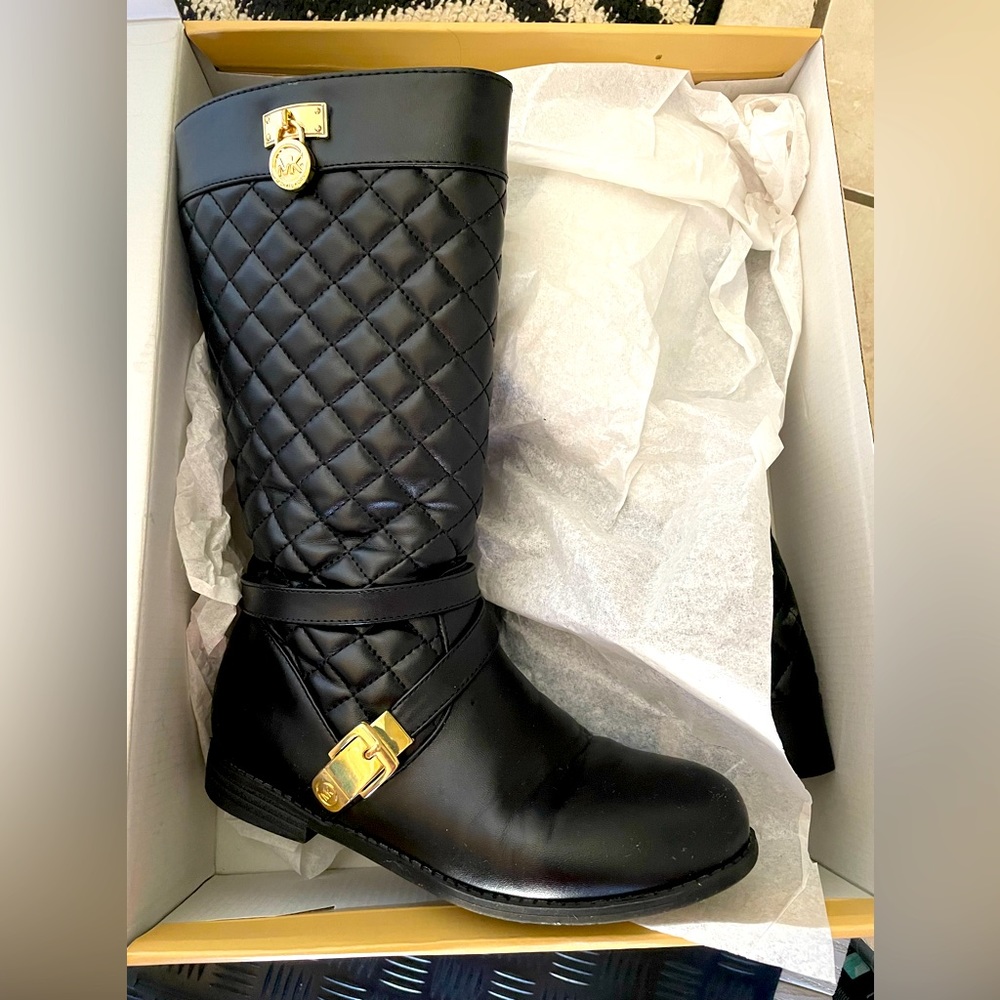 Michael Kors
Girl's Quilted
Blk Riding
BootsGoldMKlogos&Gold
Buckles Accent
SZ 3